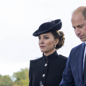 Le prince William, prince de Galles, et Catherine (Kate) Middleton, princesse de Galles, au centre d'entraînement de l'armée (ATC) Pirbright à Guildford, le 16 septembre 2022. Cette visite a pour but de pour rencontrer des troupes du Commonwealth qui ont été déployées au Royaume-Uni pour participer aux funérailles de la reine Elizabeth II. Des soldats du Canada, d'Australie et de Nouvelle-Zélande se sont réunis à Pirbright pour répéter leurs rôles lors des funérailles de la souveraine, prévues le 19 septembre 2022.  