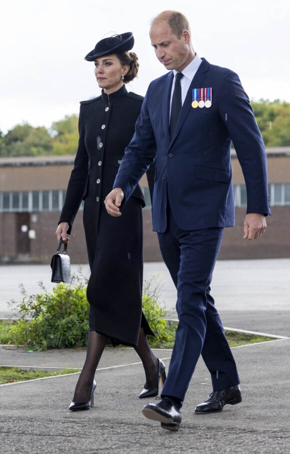 Le prince William, prince de Galles, et Catherine (Kate) Middleton, princesse de Galles, au centre d'entraînement de l'armée (ATC) Pirbright à Guildford, le 16 septembre 2022. Cette visite a pour but de pour rencontrer des troupes du Commonwealth qui ont été déployées au Royaume-Uni pour participer aux funérailles de la reine Elizabeth II. Des soldats du Canada, d'Australie et de Nouvelle-Zélande se sont réunis à Pirbright pour répéter leurs rôles lors des funérailles de la souveraine, prévues le 19 septembre 2022.  