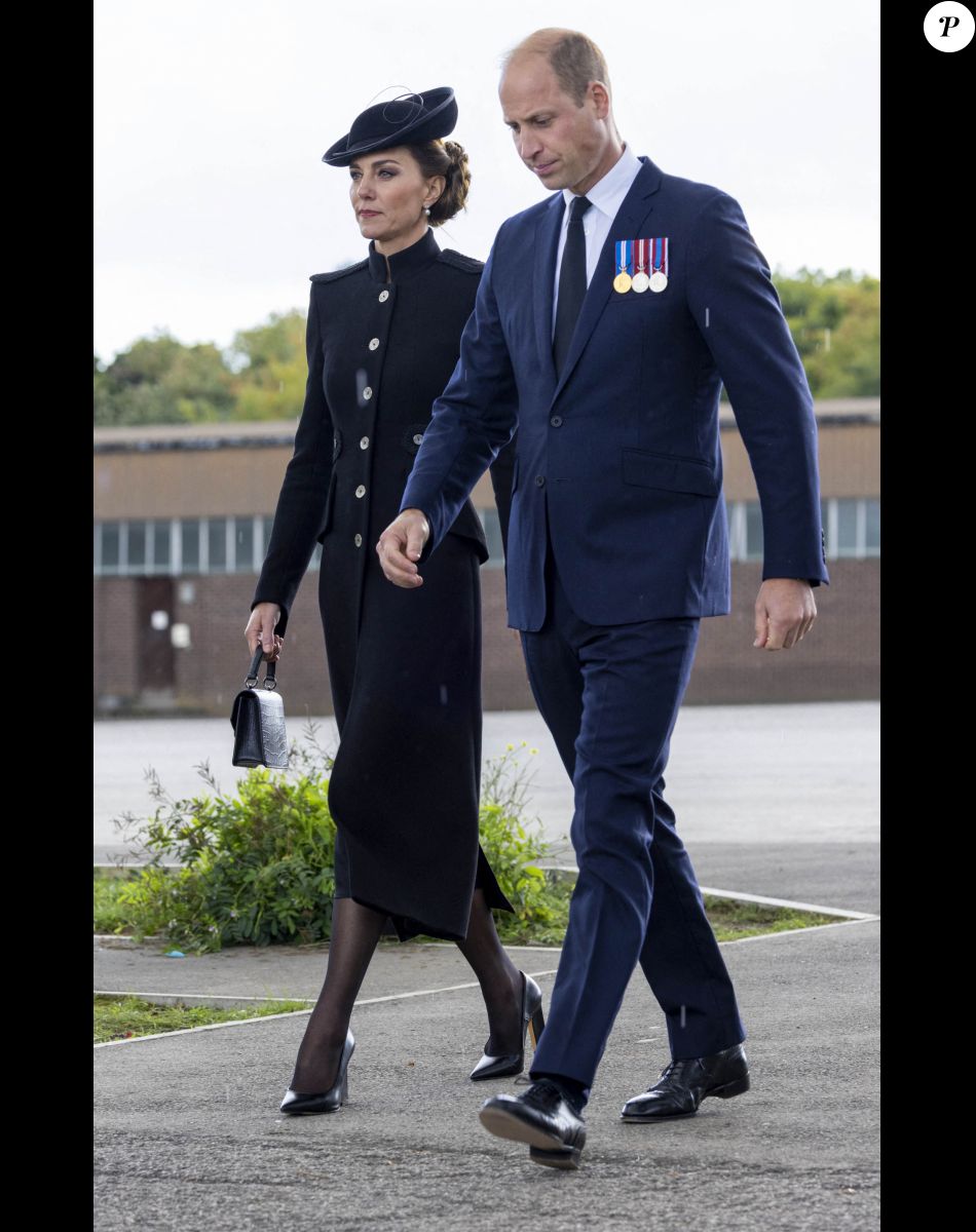 Le prince William, prince de Galles, et Catherine (Kate) Middleton, princesse de Galles, au centre d'entraînement de l'armée (ATC) Pirbright à Guildford, le 16 septembre 2022. Cette visite a pour but de pour rencontrer des troupes du Commonwealth qui ont été déployées au Royaume-Uni pour participer aux funérailles de la reine Elizabeth II. Des soldats du Canada, d'Australie et de Nouvelle-Zélande se sont réunis à Pirbright pour répéter leurs rôles lors des funérailles de la souveraine, prévues le 19 septembre 2022.
