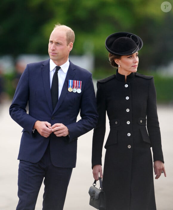 Le prince William, prince de Galles, et Catherine (Kate) Middleton, princesse de Galles, au centre d'entraînement de l'armée (ATC) Pirbright à Guildford, le 16 septembre 2022. Cette visite a pour but de pour rencontrer des troupes du Commonwealth qui ont été déployées au Royaume-Uni pour participer aux funérailles de la reine Elizabeth II. Des soldats du Canada, d'Australie et de Nouvelle-Zélande se sont réunis à Pirbright pour répéter leurs rôles lors des funérailles de la souveraine, prévues le 19 septembre 2022. 