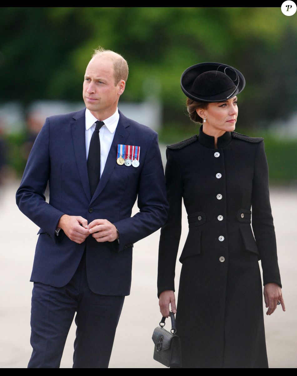 Le prince William, prince de Galles, et Catherine (Kate) Middleton, princesse de Galles, au centre d'entraînement de l'armée (ATC) Pirbright à Guildford, le 16 septembre 2022. Cette visite a pour but de pour rencontrer des troupes du Commonwealth qui ont été déployées au Royaume-Uni pour participer aux funérailles de la reine Elizabeth II. Des soldats du Canada, d'Australie et de Nouvelle-Zélande se sont réunis à Pirbright pour répéter leurs rôles lors des funérailles de la souveraine, prévues le 19 septembre 2022.