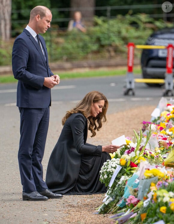 Le prince William, prince de Galles, et Catherine (Kate) Middleton, princesse de Galles regardent les hommages floraux laissés par les membres du public aux portes de Sandringham House à Norfolk, Royaume Uni, le 15 septembre 2022, après la mort de la reine Elisabeth II. 