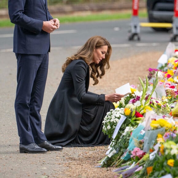 Le prince William, prince de Galles, et Catherine (Kate) Middleton, princesse de Galles regardent les hommages floraux laissés par les membres du public aux portes de Sandringham House à Norfolk, Royaume Uni, le 15 septembre 2022, après la mort de la reine Elisabeth II. 