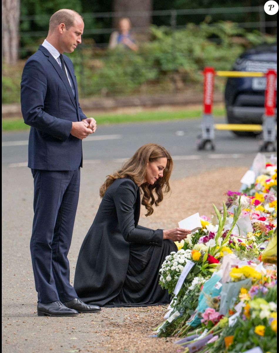Le prince William, prince de Galles, et Catherine (Kate) Middleton, princesse de Galles regardent les hommages floraux laissés par les membres du public aux portes de Sandringham House à Norfolk, Royaume Uni, le 15 septembre 2022, après la mort de la reine Elisabeth II.