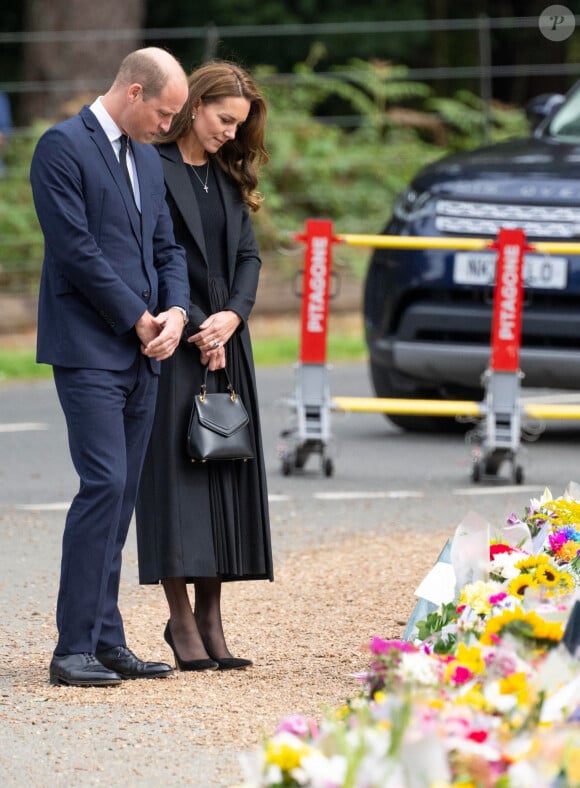 Le prince William, prince de Galles, et Catherine (Kate) Middleton, princesse de Galles regardent les hommages floraux laissés par les membres du public aux portes de Sandringham House à Norfolk, Royaume Uni, le 15 septembre 2022, après la mort de la reine Elisabeth II. 