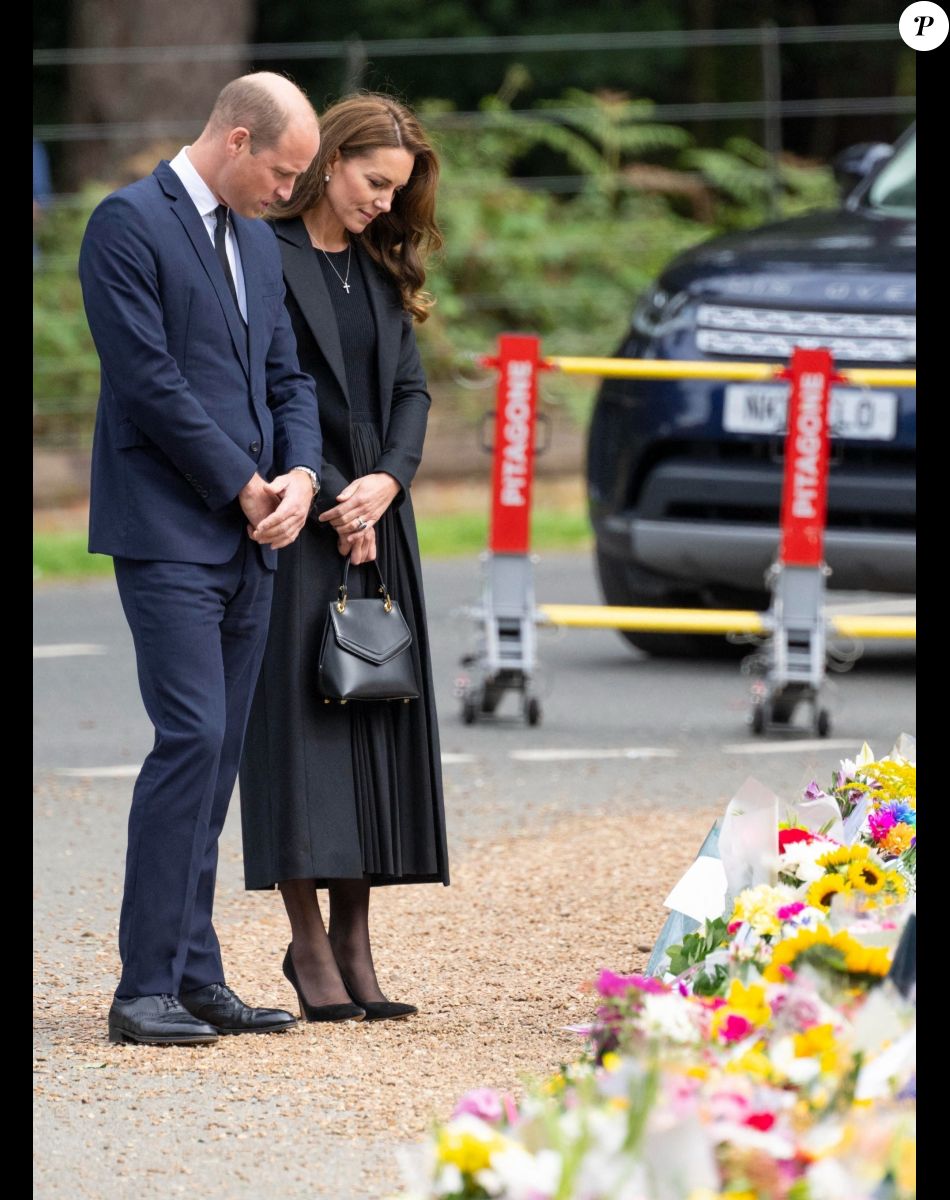 Le prince William, prince de Galles, et Catherine (Kate) Middleton, princesse de Galles regardent les hommages floraux laissés par les membres du public aux portes de Sandringham House à Norfolk, Royaume Uni, le 15 septembre 2022, après la mort de la reine Elisabeth II.