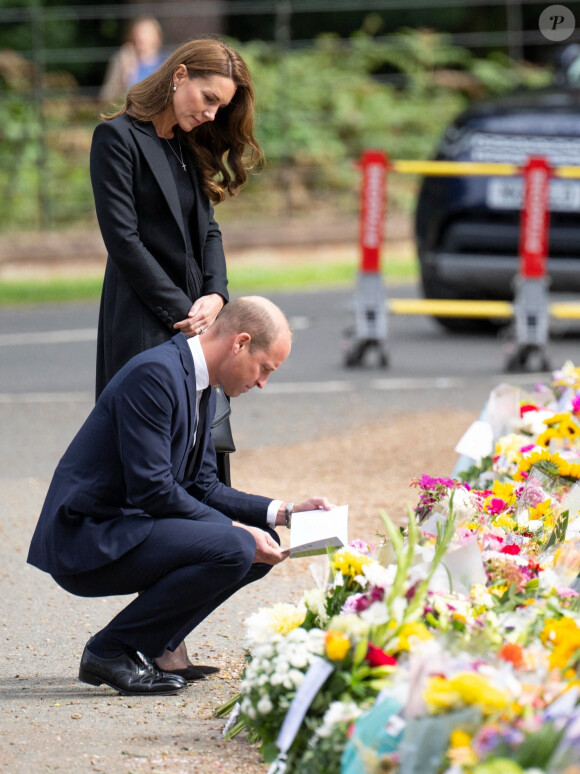 Le prince William, prince de Galles, et Catherine (Kate) Middleton, princesse de Galles regardent les hommages floraux laissés par les membres du public aux portes de Sandringham House à Norfolk, Royaume Uni, le 15 septembre 2022, après la mort de la reine Elisabeth II. 