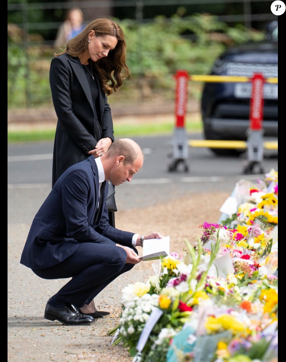 Le prince William, prince de Galles, et Catherine (Kate) Middleton, princesse de Galles regardent les hommages floraux laissés par les membres du public aux portes de Sandringham House à Norfolk, Royaume Uni, le 15 septembre 2022, après la mort de la reine Elisabeth II.