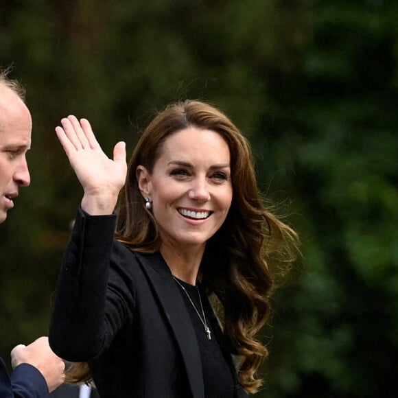 Le prince William, prince de Galles, et Catherine (Kate) Middleton, princesse de Galles regardent les hommages floraux laissés par les membres du public aux portes de Sandringham House à Norfolk, Royaume Uni, le 15 septembre 2022, après la mort de la reine Elisabeth II. 