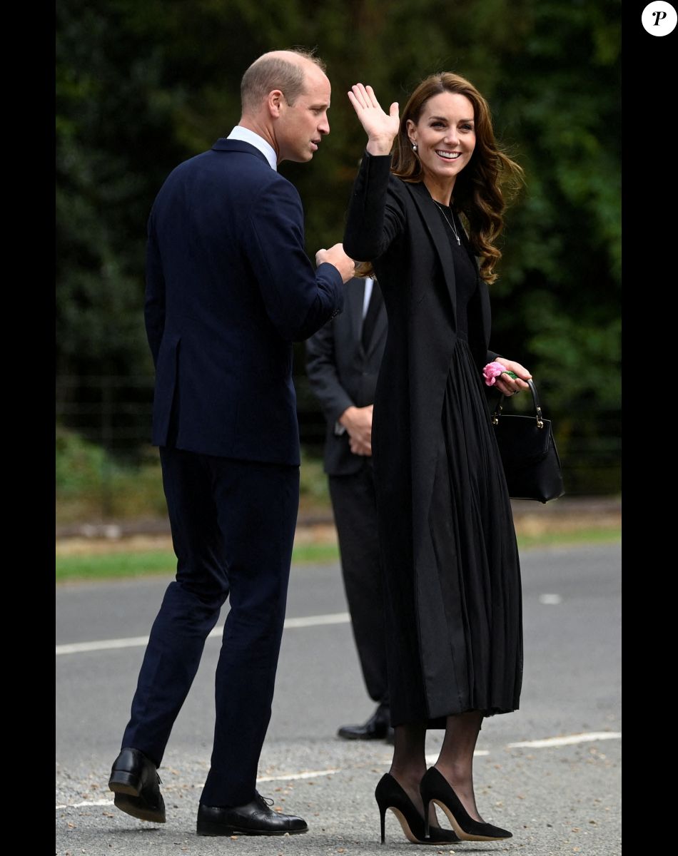 Le prince William, prince de Galles, et Catherine (Kate) Middleton, princesse de Galles regardent les hommages floraux laissés par les membres du public aux portes de Sandringham House à Norfolk, Royaume Uni, le 15 septembre 2022, après la mort de la reine Elisabeth II.