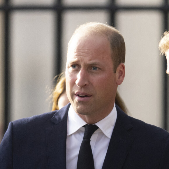 Le prince de Galles William, le prince Harry, duc de Sussex à la rencontre de la foule devant le château de Windsor, suite au décès de la reine Elisabeth II d'Angleterre. Le 10 septembre 2022 