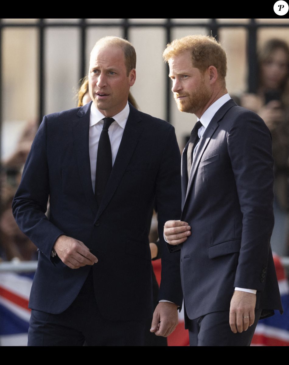 Le prince de Galles William, le prince Harry, duc de Sussex à la rencontre de la foule devant le château de Windsor, suite au décès de la reine Elisabeth II d'Angleterre. Le 10 septembre 2022