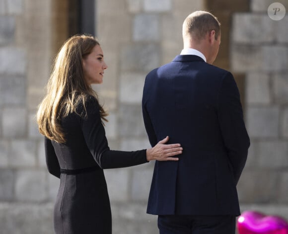 Le prince de Galles William, la princesse de Galles Kate Catherine Middleton à la rencontre de la foule devant le château de Windsor, suite au décès de la reine Elisabeth II d'Angleterre. Le 10 septembre 2022 