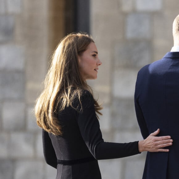 Le prince de Galles William, la princesse de Galles Kate Catherine Middleton à la rencontre de la foule devant le château de Windsor, suite au décès de la reine Elisabeth II d'Angleterre. Le 10 septembre 2022 