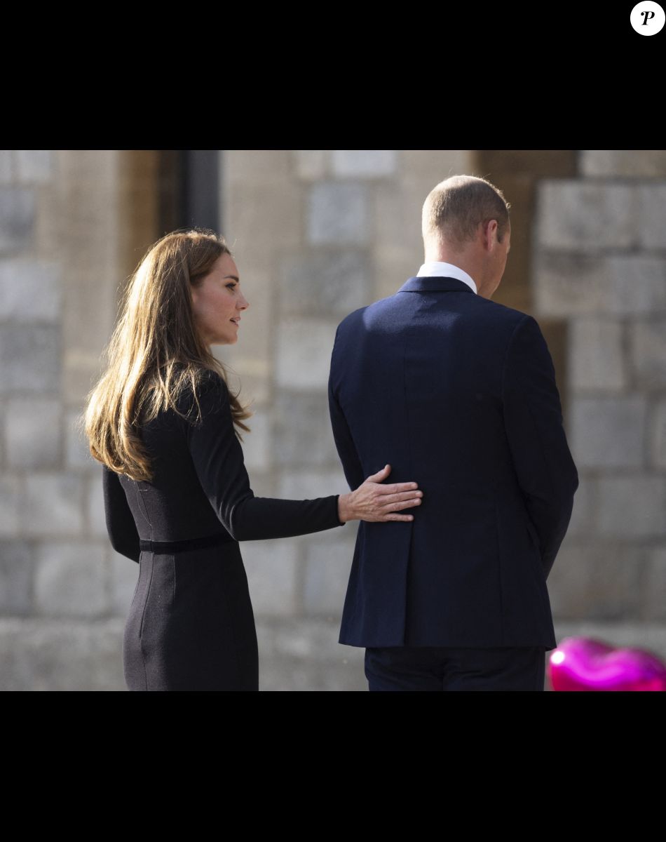 Le prince de Galles William, la princesse de Galles Kate Catherine Middleton à la rencontre de la foule devant le château de Windsor, suite au décès de la reine Elisabeth II d'Angleterre. Le 10 septembre 2022