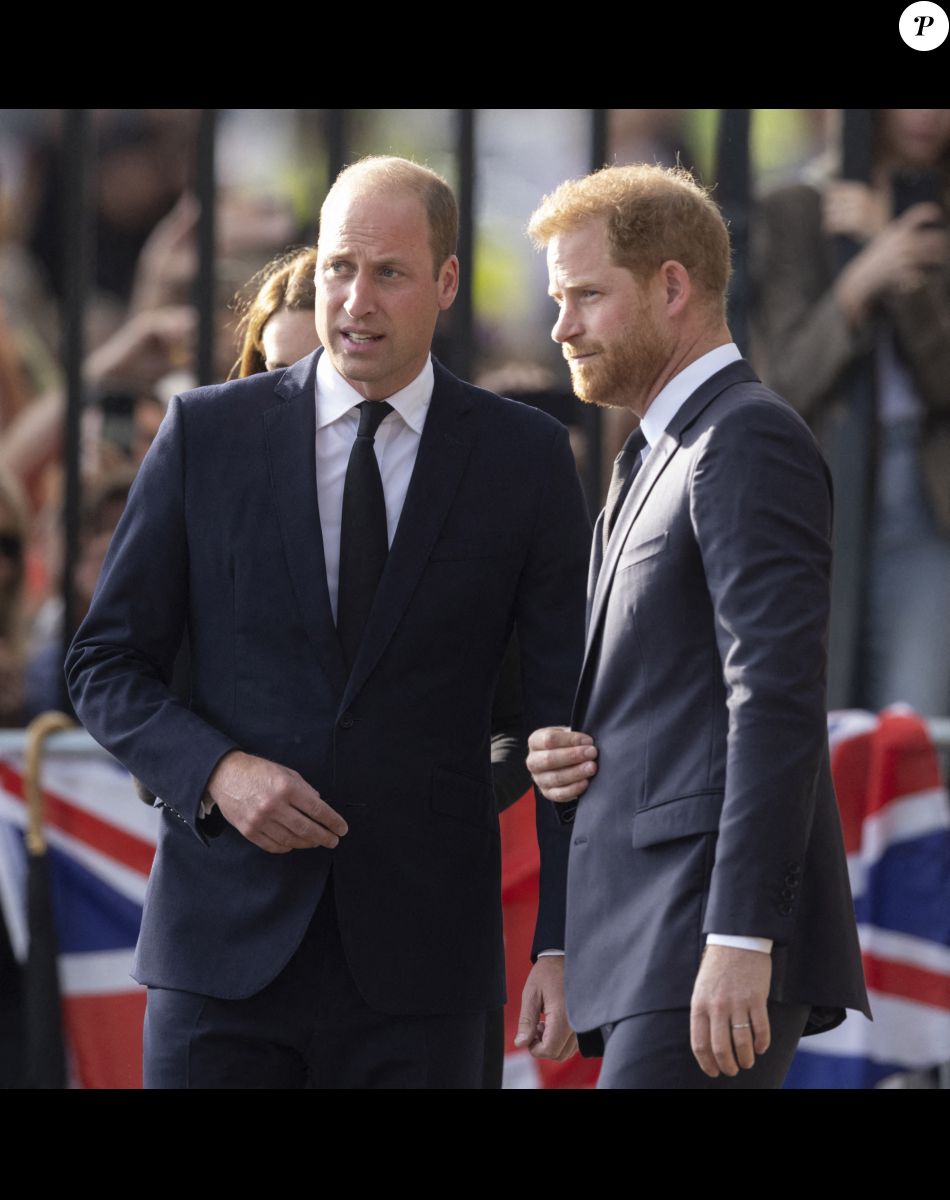 Le prince de Galles William, le prince Harry, duc de Sussex à la rencontre de la foule devant le château de Windsor, suite au décès de la reine Elisabeth II d'Angleterre. Le 10 septembre 2022