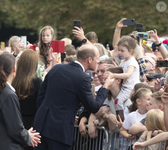 Le prince de Galles William à la rencontre de la foule devant le château de Windsor, suite au décès de la reine Elisabeth II d'Angleterre. Le 10 septembre 2022 