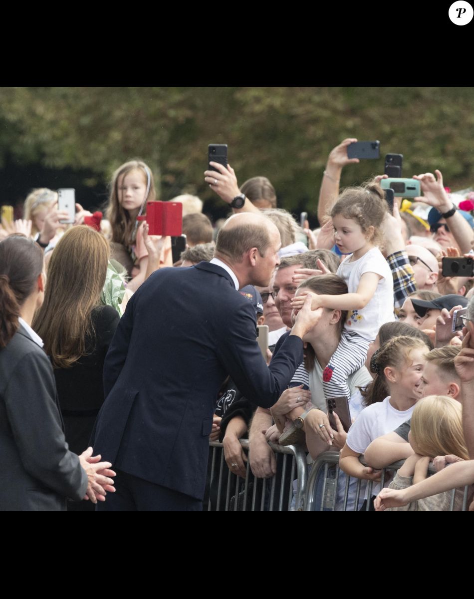 Le prince de Galles William à la rencontre de la foule devant le château de Windsor, suite au décès de la reine Elisabeth II d'Angleterre. Le 10 septembre 2022