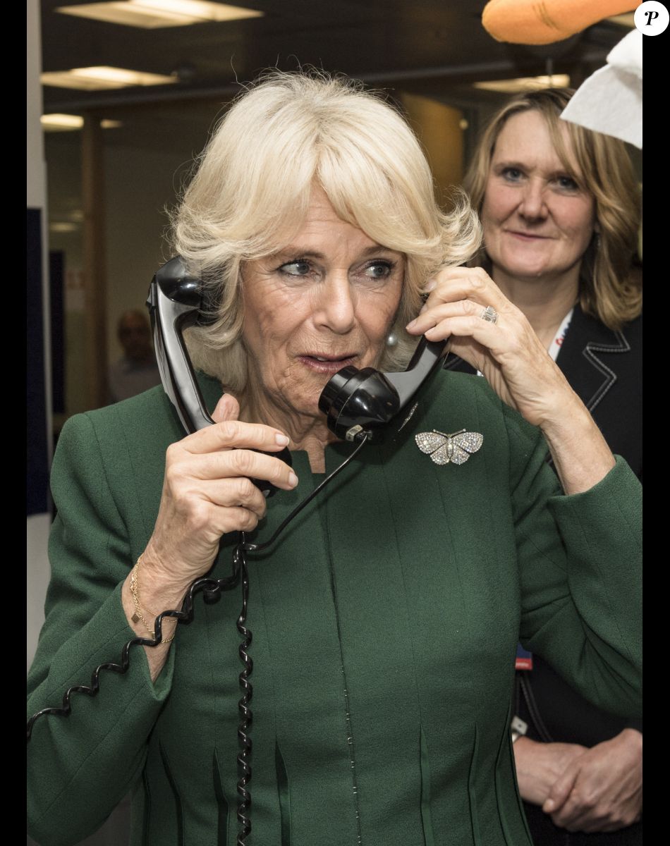 Camilla Parker Bowles, duchesse de Cornouailles visile la société de courtage ICAP lors d'une journée de charité organisé par les employés à Londres le 5 décembre 2017