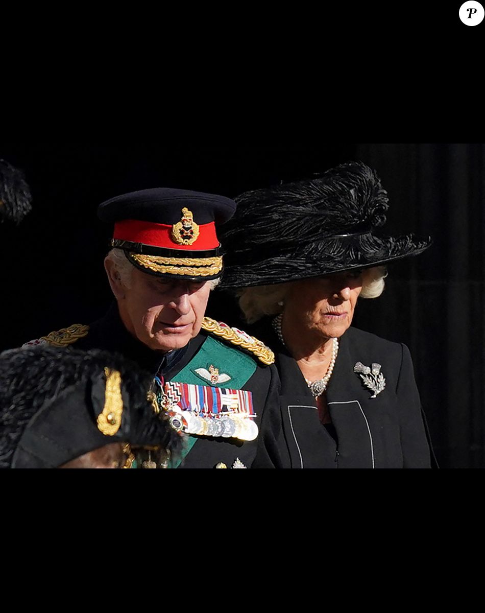 Le roi Charles III d'Angleterre et Camilla Parker Bowles, reine consort d'Angleterre - Procession du cercueil de la reine Elisabeth II du palais de Holyroodhouse à la cathédrale St Giles d'Édimbourg, Royaume Uni, le 12 septembre 2022.