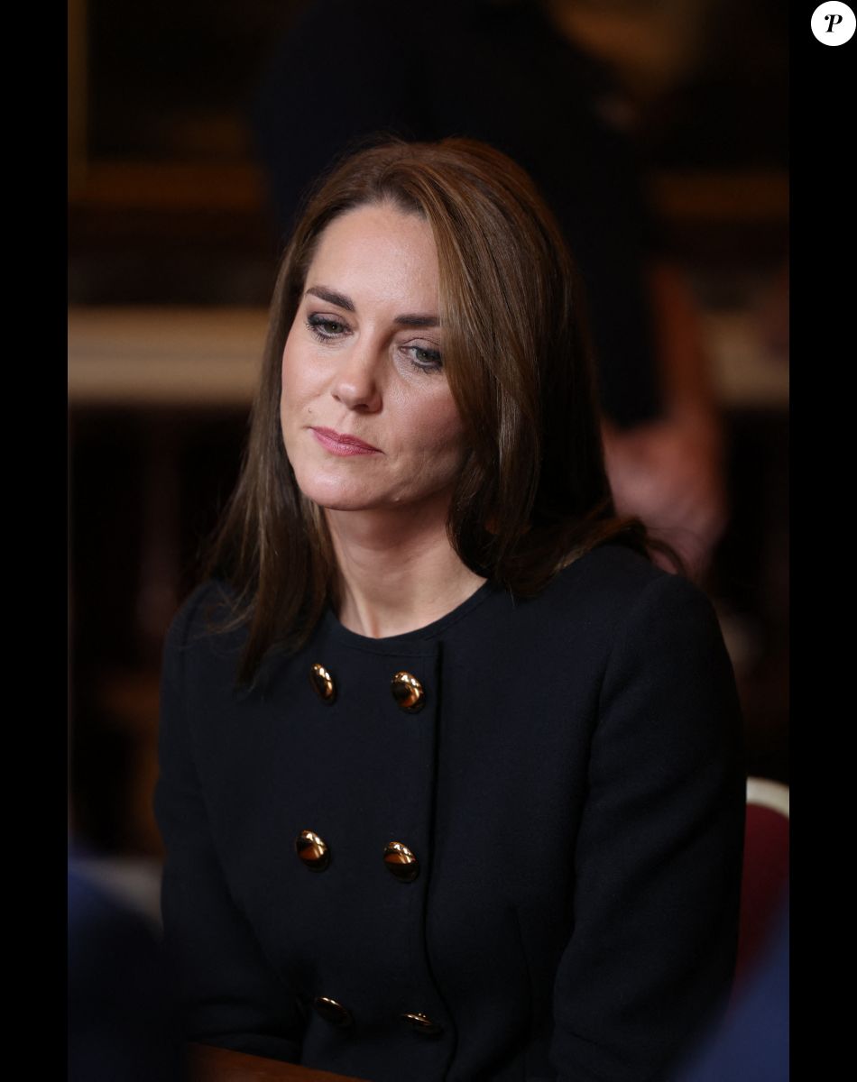 Catherine (Kate) Middleton, princesse de Galles, rencontre des bénévoles et du personnel opérationnel au Windsor Guildhall à Windsor, Royaume Uni, le 22 septembre 2022, afin de les remercier de leur implication dlors des funérailles de la La reine Elisabeth II au château de Windsor.