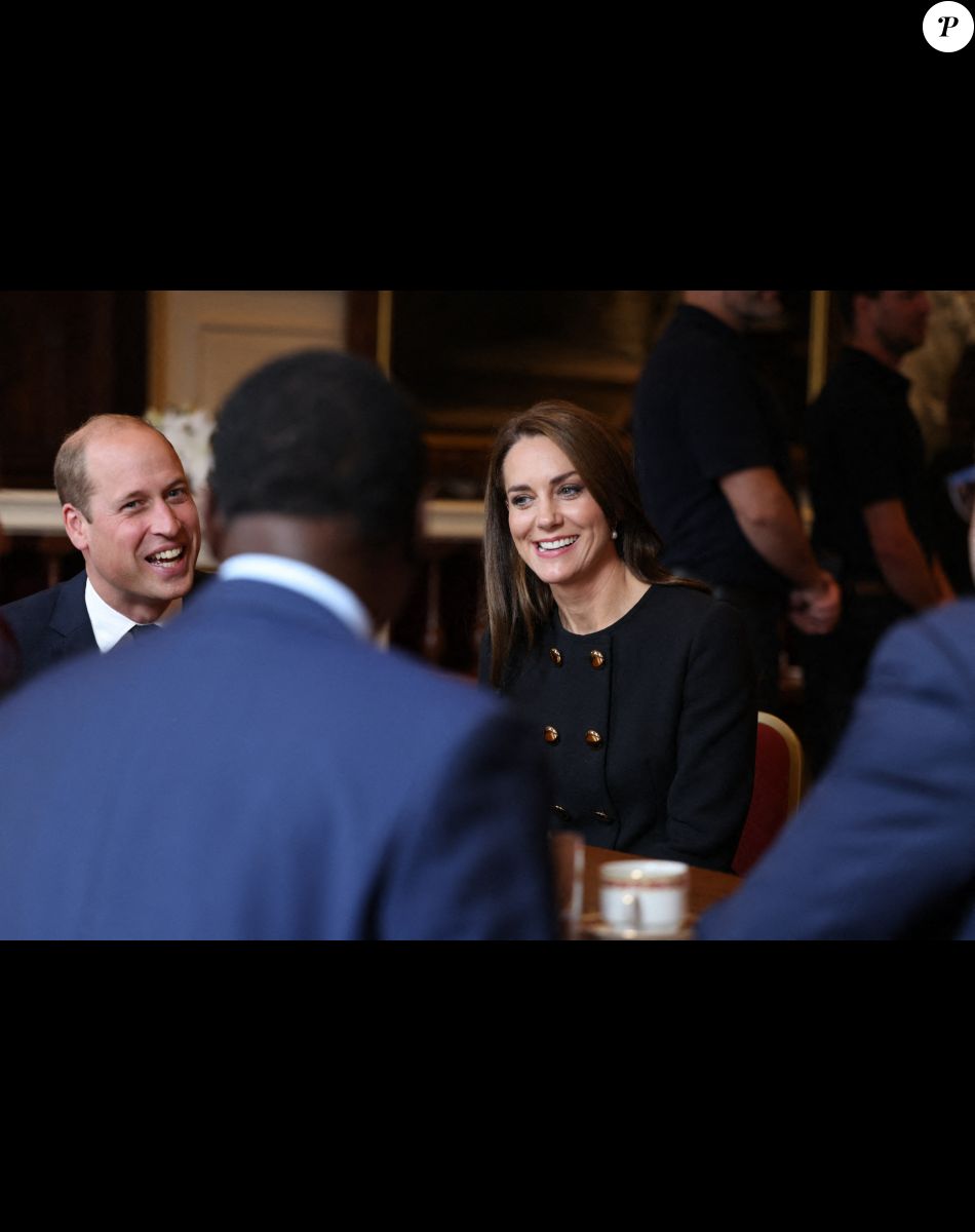 Le prince William, prince de Galles, et Catherine (Kate) Middleton, princesse de Galles, rencontrent des bénévoles et du personnel opérationnel au Windsor Guildhall à Windsor, Royaume Uni, le 22 septembre 2022, afin de les remercier de leur implication dlors des funérailles de la La reine Elisabeth II au château de Windsor.