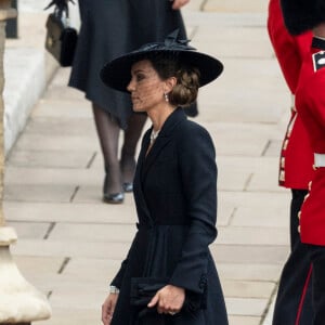 Catherine (Kate) Middleton, princesse de Galles (robe Alexander McQueen) - Procession pédestre des membres de la famille royale depuis la grande cour du château de Windsor (le Quadrangle) jusqu'à la Chapelle Saint-Georges, où se tiendra la cérémonie funèbre des funérailles d'Etat de reine Elizabeth II d'Angleterre. Windsor, le 19 septembre 2022