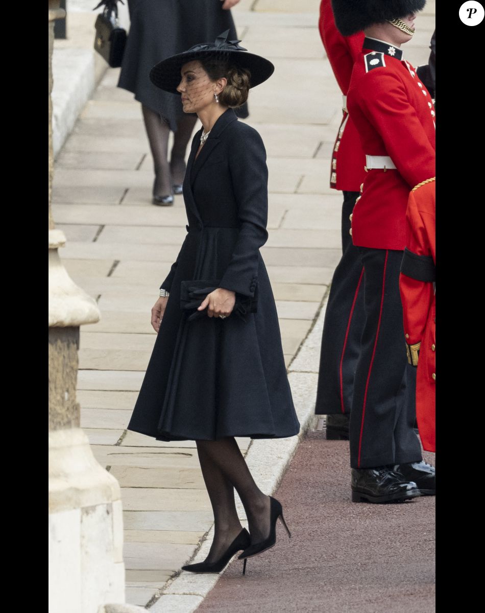 Catherine (Kate) Middleton, princesse de Galles (robe Alexander McQueen) - Procession pédestre des membres de la famille royale depuis la grande cour du château de Windsor (le Quadrangle) jusqu'à la Chapelle Saint-Georges, où se tiendra la cérémonie funèbre des funérailles d'Etat de reine Elizabeth II d'Angleterre. Windsor, le 19 septembre 2022