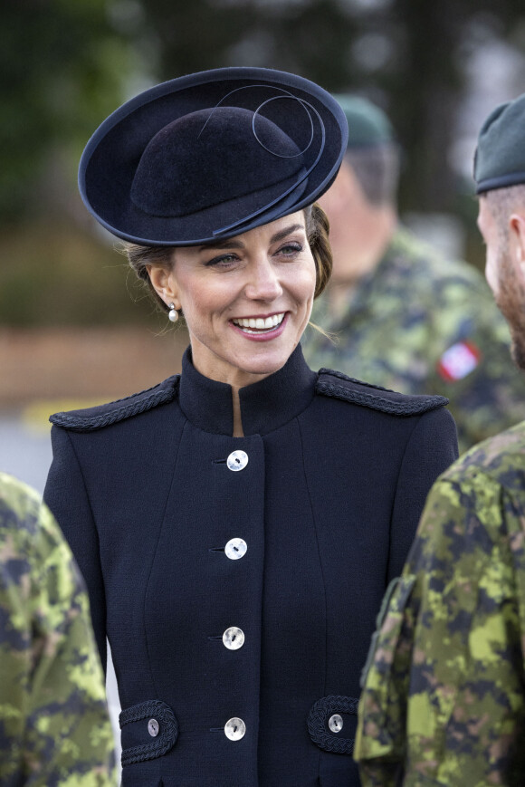 Le prince William, prince de Galles, et Catherine (Kate) Middleton, princesse de Galles, au centre d'entraînement de l'armée (ATC) Pirbright à Guildford, le 16 septembre 2022. Cette visite a pour but de pour rencontrer des troupes du Commonwealth qui ont été déployées au Royaume-Uni pour participer aux funérailles de la reine Elizabeth II. Des soldats du Canada, d'Australie et de Nouvelle-Zélande se sont réunis à Pirbright pour répéter leurs rôles lors des funérailles de la souveraine, prévues le 19 septembre 2022.