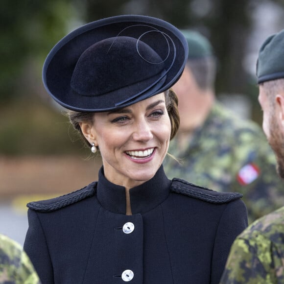 Le prince William, prince de Galles, et Catherine (Kate) Middleton, princesse de Galles, au centre d'entraînement de l'armée (ATC) Pirbright à Guildford, le 16 septembre 2022. Cette visite a pour but de pour rencontrer des troupes du Commonwealth qui ont été déployées au Royaume-Uni pour participer aux funérailles de la reine Elizabeth II. Des soldats du Canada, d'Australie et de Nouvelle-Zélande se sont réunis à Pirbright pour répéter leurs rôles lors des funérailles de la souveraine, prévues le 19 septembre 2022.