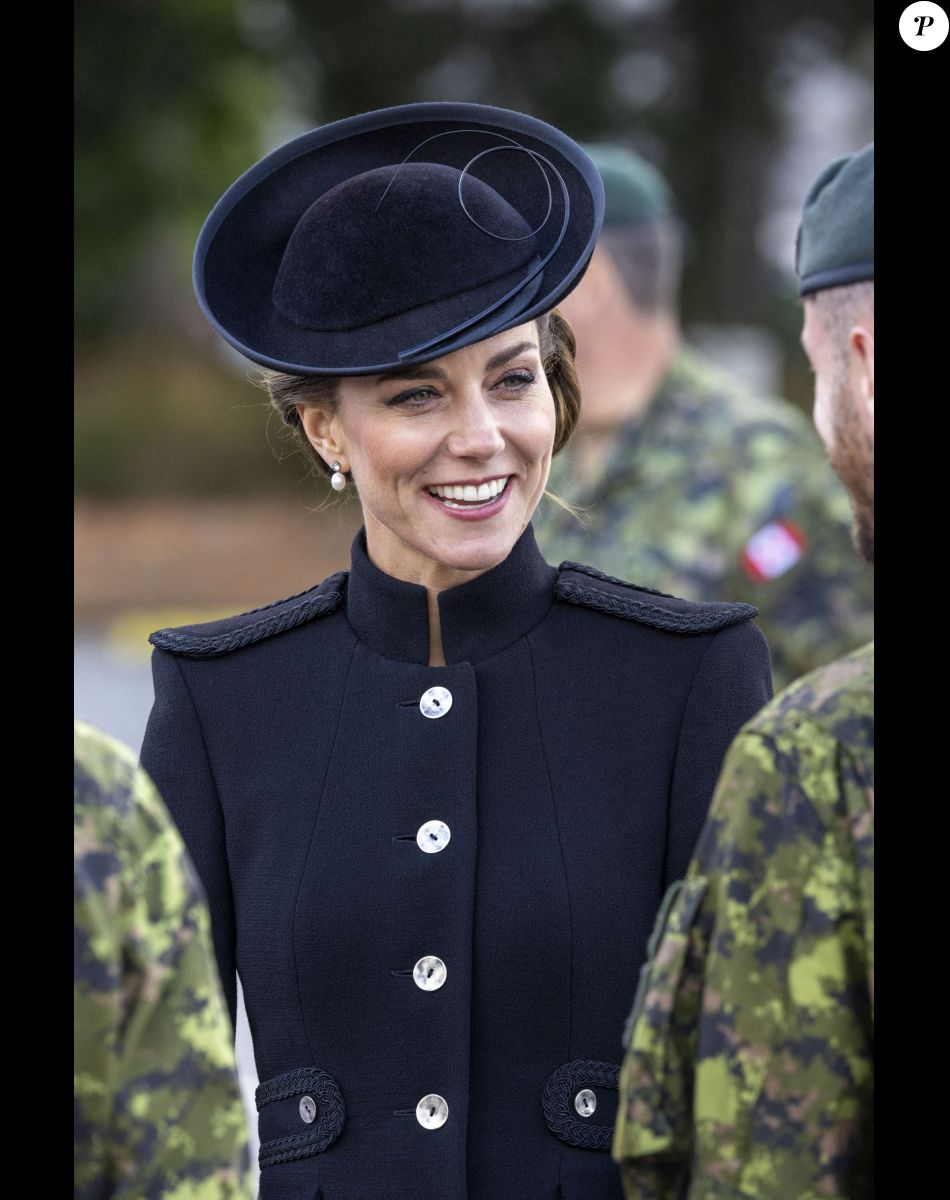 Le prince William, prince de Galles, et Catherine (Kate) Middleton, princesse de Galles, au centre d'entraînement de l'armée (ATC) Pirbright à Guildford, le 16 septembre 2022. Cette visite a pour but de pour rencontrer des troupes du Commonwealth qui ont été déployées au Royaume-Uni pour participer aux funérailles de la reine Elizabeth II. Des soldats du Canada, d'Australie et de Nouvelle-Zélande se sont réunis à Pirbright pour répéter leurs rôles lors des funérailles de la souveraine, prévues le 19 septembre 2022.