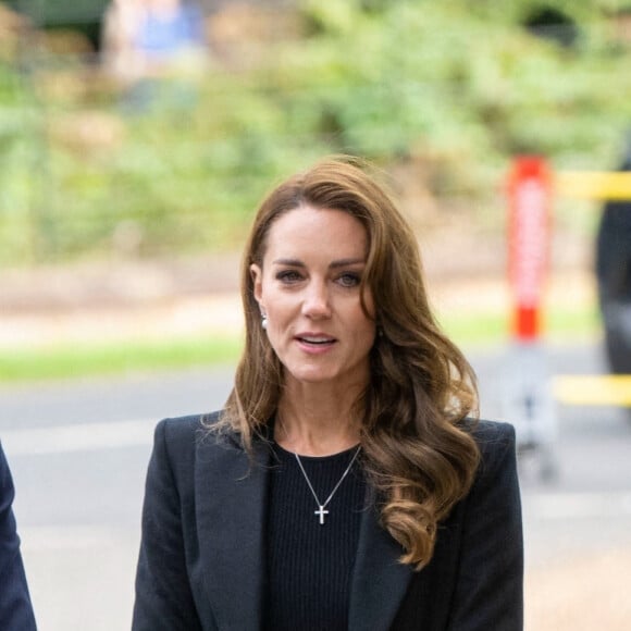 Le prince William, prince de Galles, et Catherine (Kate) Middleton, princesse de Galles regardent les hommages floraux laissés par les membres du public aux portes de Sandringham House à Norfolk, Royaume Uni, le 15 septembre 2022, après la mort de la reine Elisabeth II. 