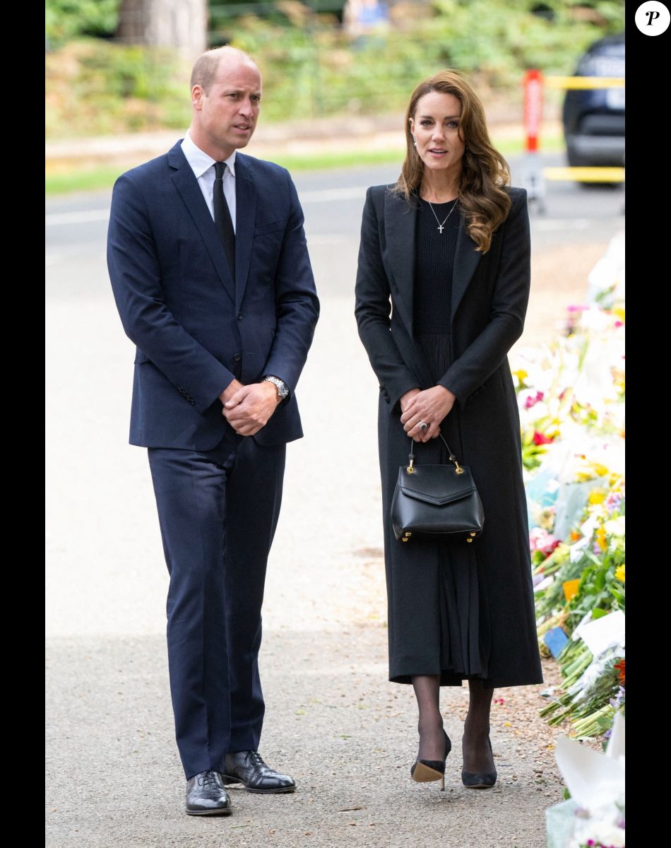 Le prince William, prince de Galles, et Catherine (Kate) Middleton, princesse de Galles regardent les hommages floraux laissés par les membres du public aux portes de Sandringham House à Norfolk, Royaume Uni, le 15 septembre 2022, après la mort de la reine Elisabeth II.