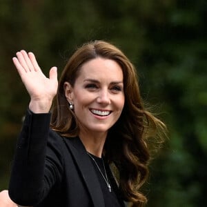 Le prince William, prince de Galles, et Catherine (Kate) Middleton, princesse de Galles regardent les hommages floraux laissés par les membres du public aux portes de Sandringham House à Norfolk, Royaume Uni, le 15 septembre 2022, après la mort de la reine Elisabeth II. 