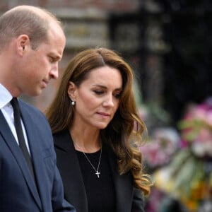 Le prince William, prince de Galles, et Catherine (Kate) Middleton, princesse de Galles regardent les hommages floraux laissés par les membres du public aux portes de Sandringham House à Norfolk, Royaume Uni, le 15 septembre 2022, après la mort de la reine Elisabeth II. 