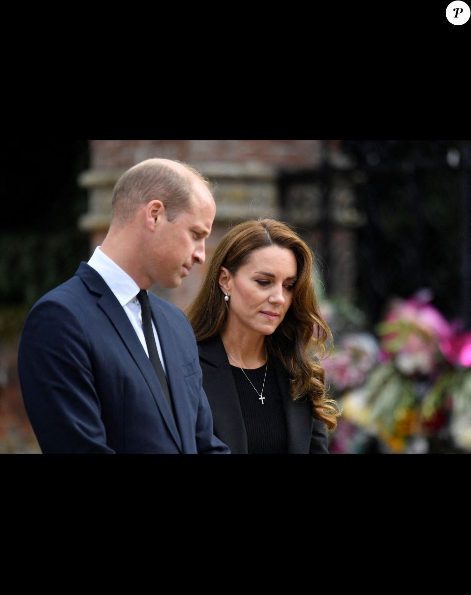 Le prince William, prince de Galles, et Catherine (Kate) Middleton, princesse de Galles regardent les hommages floraux laissés par les membres du public aux portes de Sandringham House à Norfolk, Royaume Uni, le 15 septembre 2022, après la mort de la reine Elisabeth II.