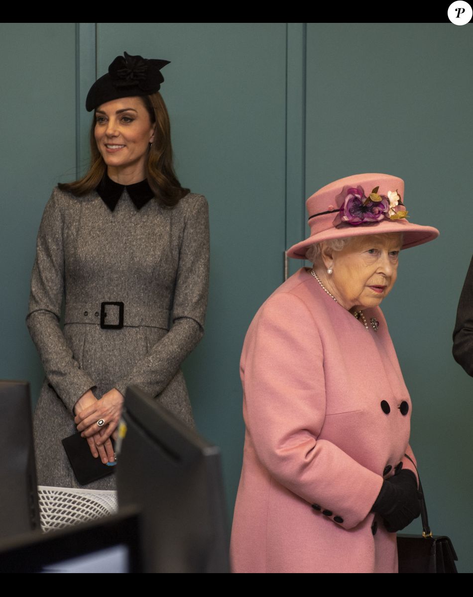 La reine Elisabeth II d'Angleterre et Kate Catherine Middleton, duchesse de Cambridge, lors de l'inauguration de la "Bush House" à Londres. Le 19 mars 2019
