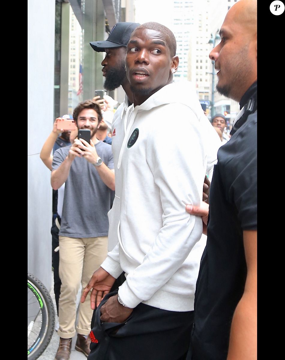 Paul Pogba arrive dans un centre médical de Turin avant de jouer avec la Juventus le 9 juillet 2022.