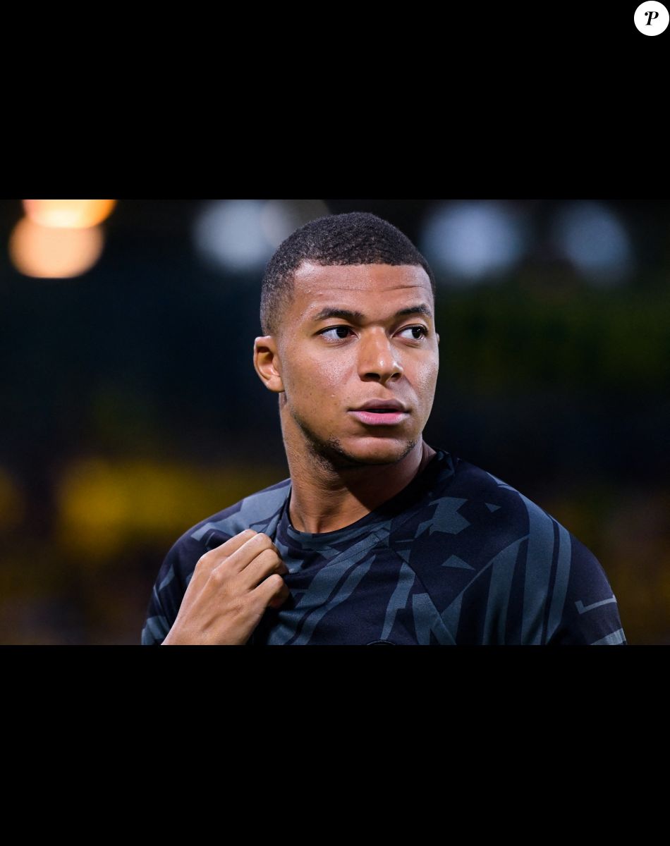 Kylian Mbappé - Échauffement avant d'affronter le FC Nantes avec le Paris Saint-Germain (PSG) au stade de la Beaujoire–Louis Fonteneau à Nantes, France. © Federico Pestellini/Panoramic/Bestimage