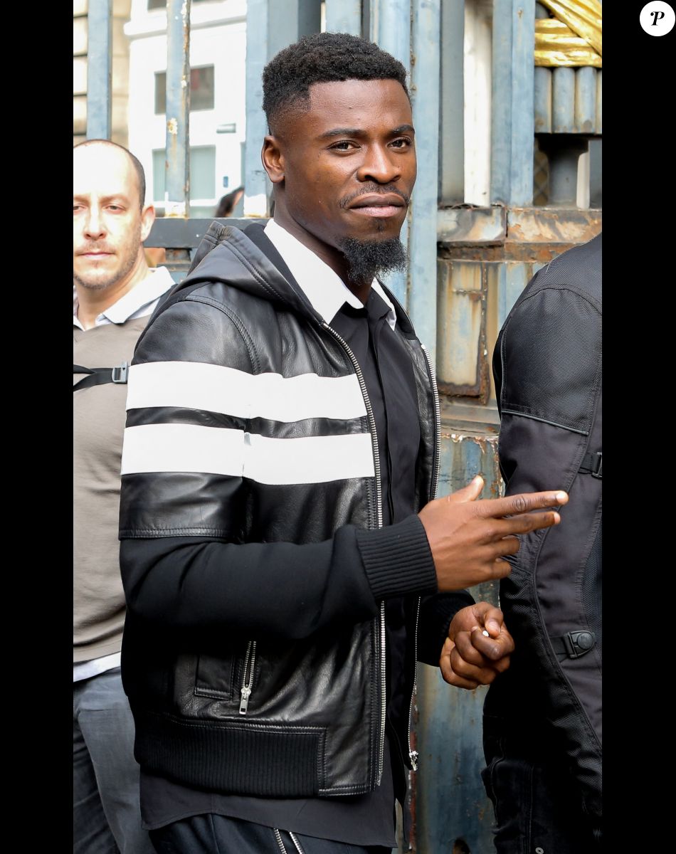 Le défenseur du Paris Saint-Germain (PSG) Serge Aurier sort du palais de justice de Paris, France, le 26 septembre 2016. © CVS/Bestimage