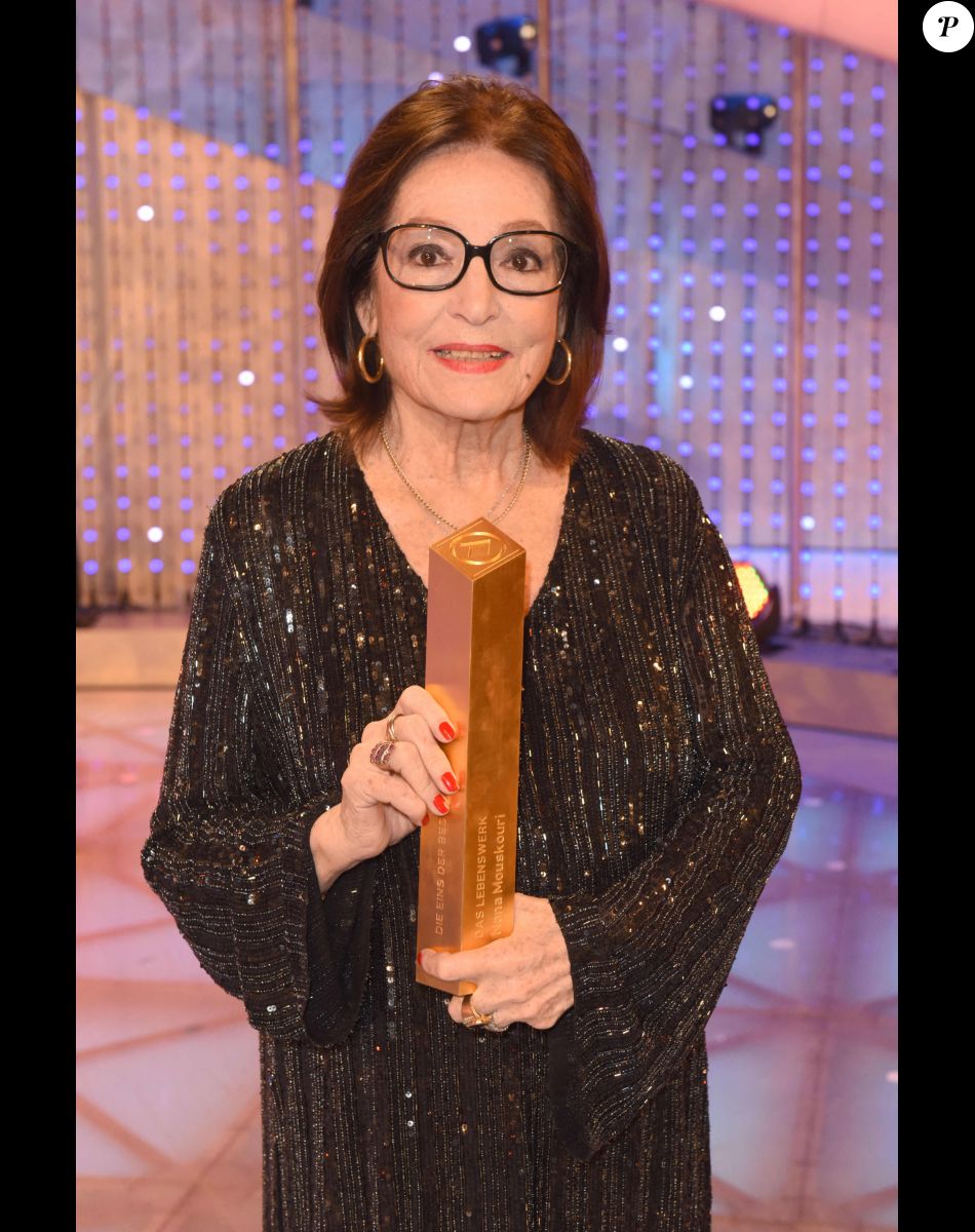 Nana Mouskouri invitée de l'émission "Das Grosse Fest der Besten 2017" à Berlin en Allemagne le 7 janvier 2017.