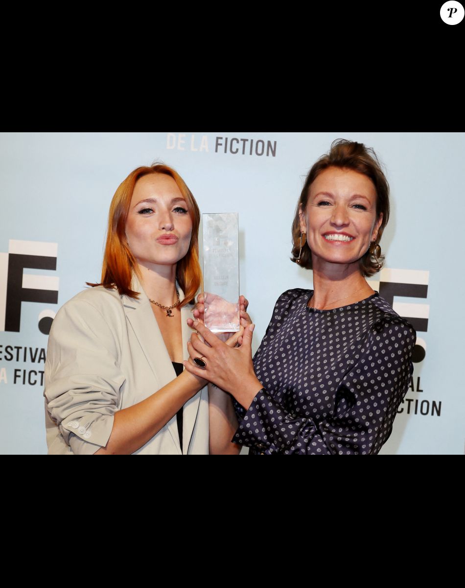 Exclusif - Alexandra Lamy remporte le grand prix du téléfilm du Festival de La Rochelle avec "Touchée" dans lequel sa fille Chloé Jouannet interprète le premier rôle en Press Room lors de la cérémonie de clôture de la 24ème édition du Festival de la Fiction TV de La Rochelle, France, le 17 septembre 2022. © Patrick Bernard/Bestimage