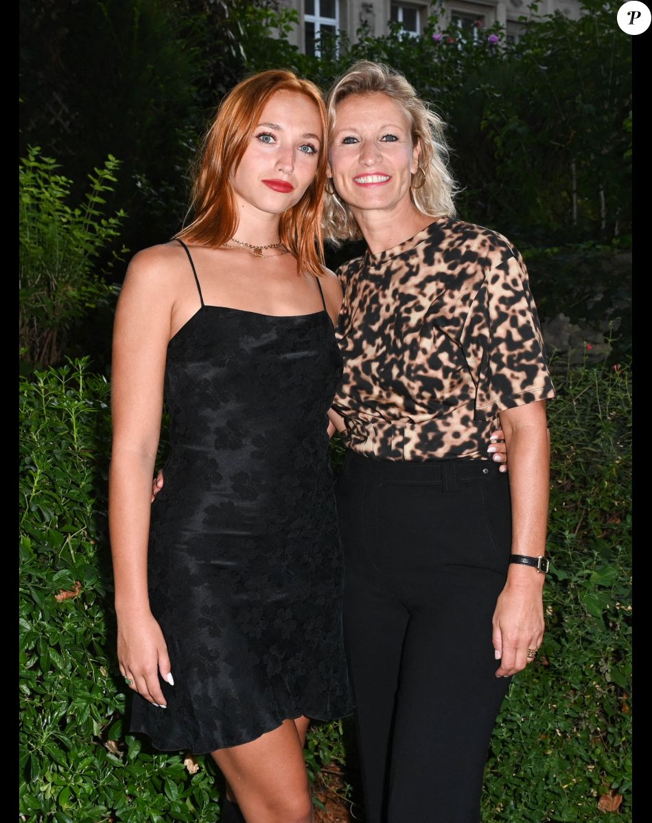 Chloé Jouannet et sa mère Alexandra Lamy - 1er Cocktail des nommés du Festival de la fiction de La Rochelle dans l'hôtel particulier de la SACD à Paris le 1er septembre 2022. © Coadic Guirec/Bestimage