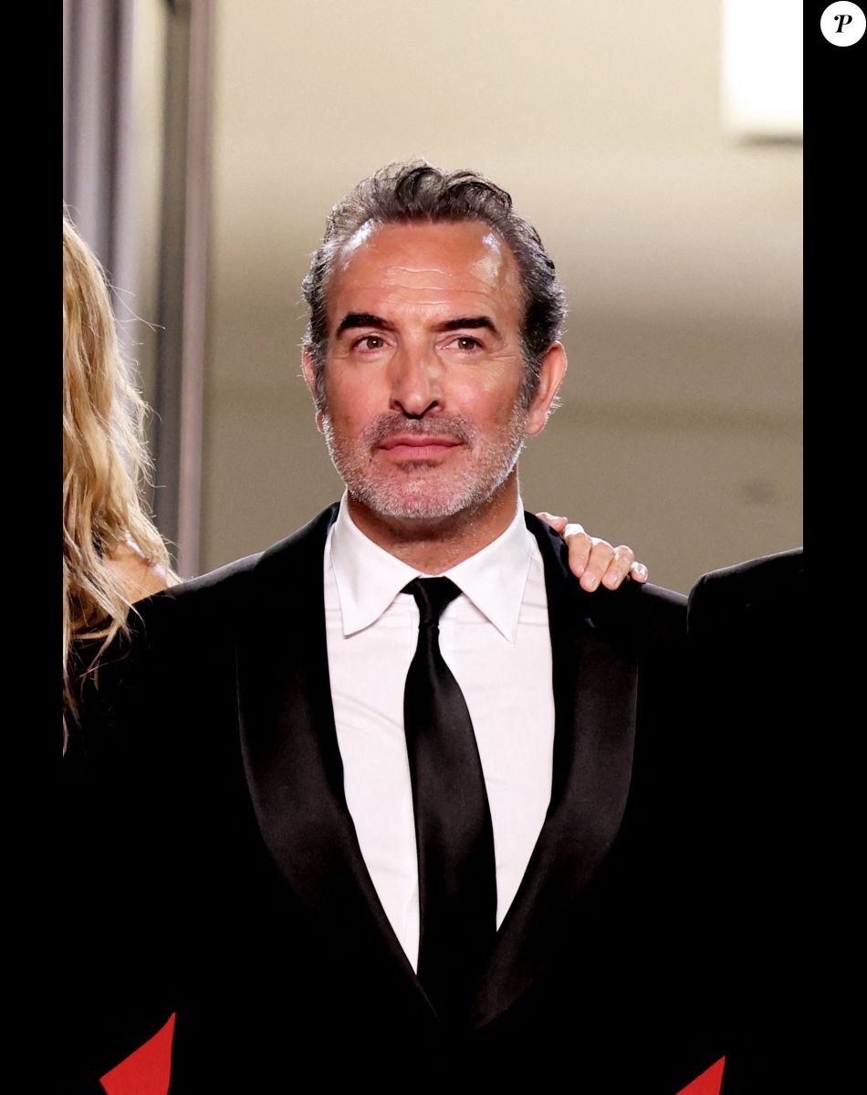 Jean Dujardin - Montée des marches du film "Novembre" lors du 75ème Festival International du Film de Cannes, le 22 mai 2022. © Dominique Jacovides / Bestimage