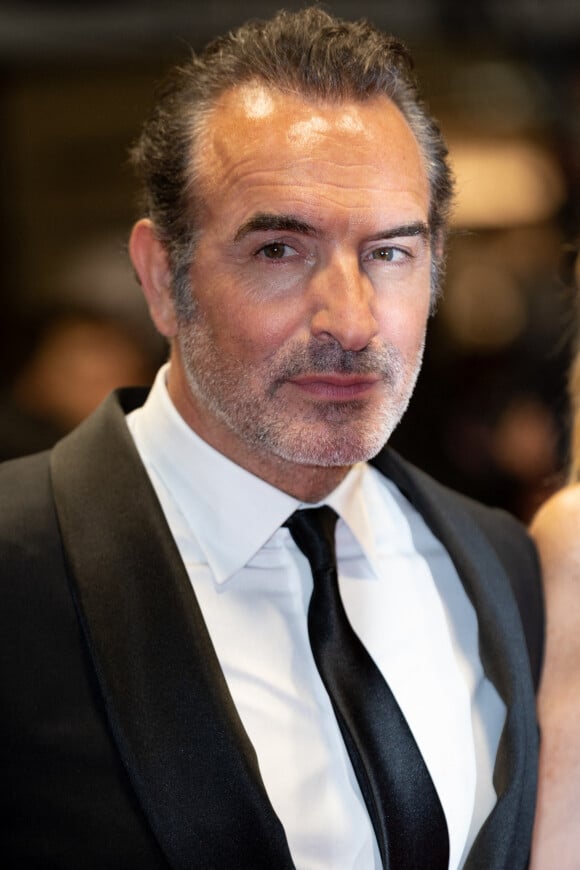 Jean Dujardin - Montée des marches du film "Novembre" lors du 75ème Festival International du Film de Cannes, le 22 mai 2022. © Cyril Moreau / Bestimage