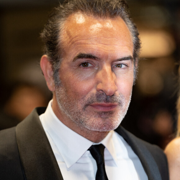 Jean Dujardin - Montée des marches du film "Novembre" lors du 75ème Festival International du Film de Cannes, le 22 mai 2022. © Cyril Moreau / Bestimage