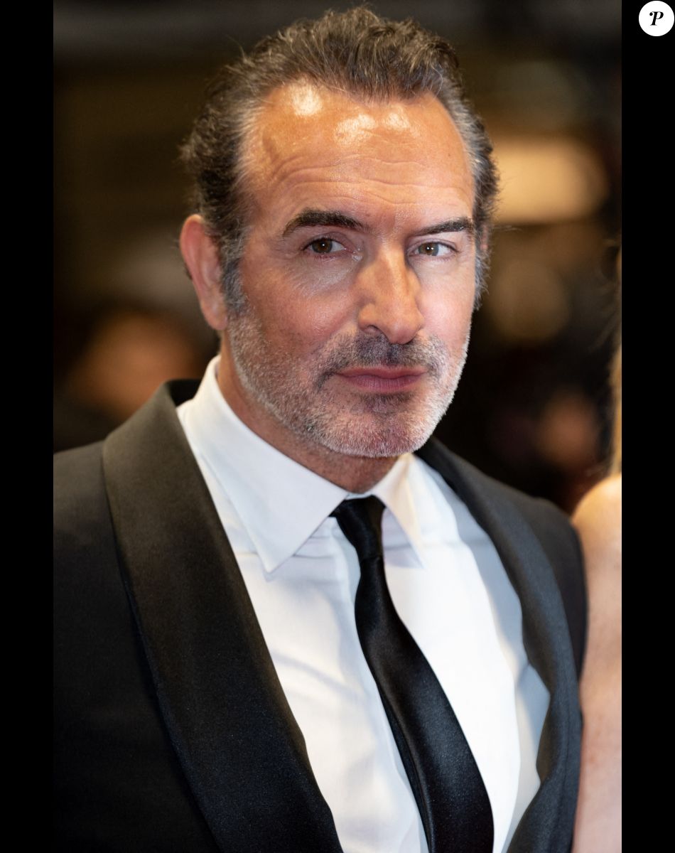 Jean Dujardin - Montée des marches du film "Novembre" lors du 75ème Festival International du Film de Cannes, le 22 mai 2022. © Cyril Moreau / Bestimage