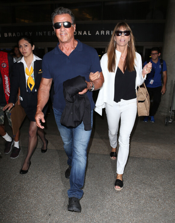 Sylvester Stallone arrive avec sa femme Jennifer Flavin et ses filles Sistine Rose et Scarlet Rose à l'aéroport de LAX à Los Angeles en provenance de Saint-Tropez, le 23 juillet 2015.