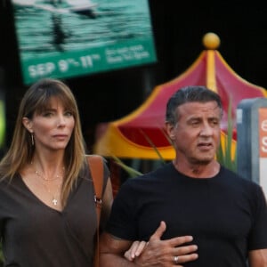 Exclusif - Sylvester Stallone et sa femme Jennifer Flavin discutent et plaisantent en se baladant dans les rues de Bel Air à Los Angeles, le 26 août 2016 
