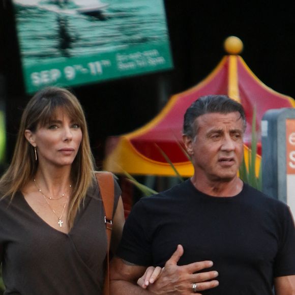 Exclusif - Sylvester Stallone et sa femme Jennifer Flavin discutent et plaisantent en se baladant dans les rues de Bel Air à Los Angeles, le 26 août 2016 